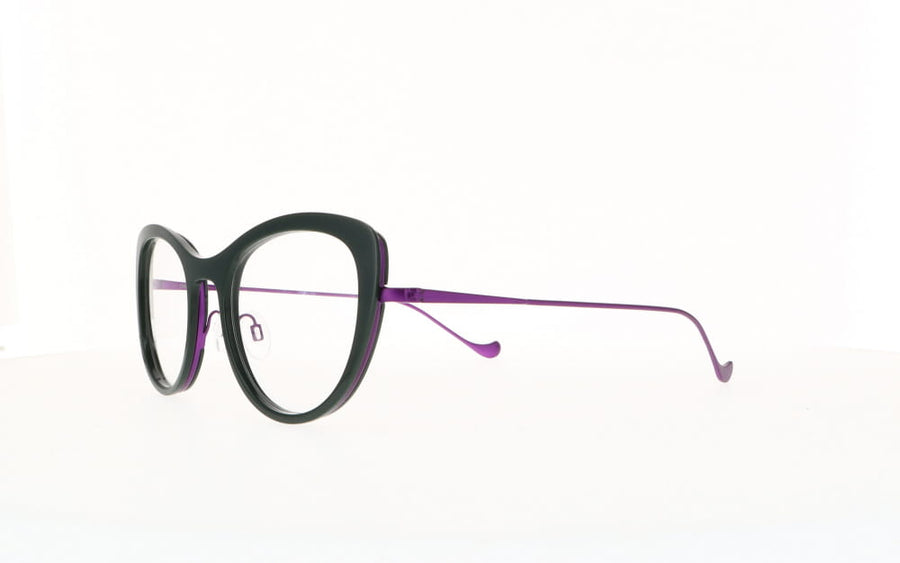 Caroline Abram  DEBBY