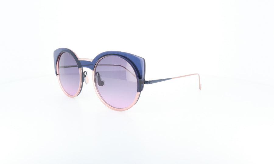 Caroline Abram  DELICATE